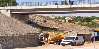 Lastiği patlayan hafriyat kamyonu istinat duvarına çarptı: 1 ölü