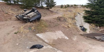 Malatya'da otomobil su kanalına girerek takla attı