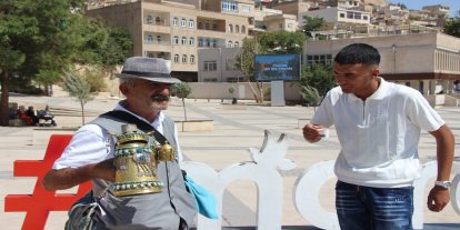 Mardin'in Hıdır amcası 40 yıldır çarşı ve sokaklarda "Mırra" (acı kahve) satarak geçimini sağlıyor