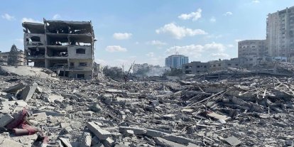 İşgalciler Şati kampını yoğun bombardımanla yıkarak Gazze şehrini yok etmeyi sürdürüyor
