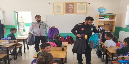 Umut Kervanı’ndan Van’da onlarca öğrenciye kırtasiye desteği