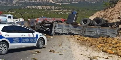 Mersin'de otobüs ile kavun yüklü kamyon çarpıştı: 3 ölü, 7 yaralı