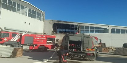 Malatya'da mobilya imalathanesinde korkutan yangın
