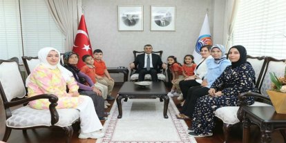 Mersin Valisi Toros, İlköğretim Haftası dolayısıyla öğrencileri kabul etti
