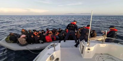 Çanakkale açıklarında 23 düzensiz göçmen kurtarıldı