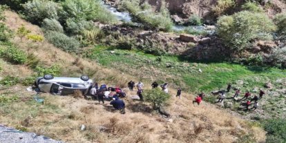 Bitlis'te otomobil şarampole devrildi: Biri ağır, 2 yaralı
