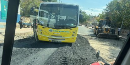 Asfalt çalışması sırasında belediye otobüsü yolda mahsur kaldı