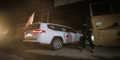 Kassam Tugayları bir işgalci esirin cesedini daha Kızılhaç'a teslim etti