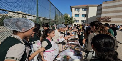 Mardin’de ortaokul öğrencilerden Gazze yararına kermes
