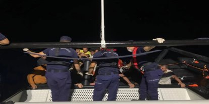 İzmir açıklarında 48 düzensiz göçmen yakalandı