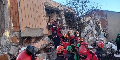 Kocaeli’de çöken binada 2 kişinin cenazesine ulaşıldı