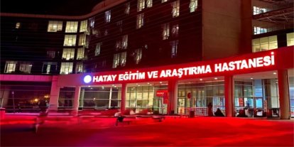 Hatay’da lastiği patlayan otomobil tarlaya uçtu: 1 ölü, 2 yaralı