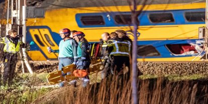Hollanda'da yolcu treni hemzemin geçitte kalan tır'a çarptı: 5 yaralı