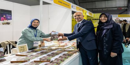 Büyükşehir Belediye Başkanı Er, kitap fuarında yazarlarla bir araya geldi