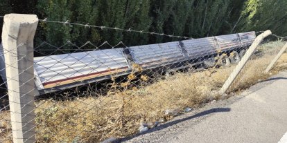 Mardin’de seyir halindeki tır’ın dorsesi  çıkarak uçuruma yuvarlandı