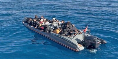 İzmir açıklarında 28 düzensiz göçmen yakalandı