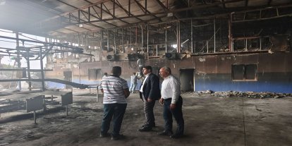 HÜDA PAR Antalya İl Başkanı Durmaz'dan yanan fabrikaya "geçmiş olsun" ziyareti