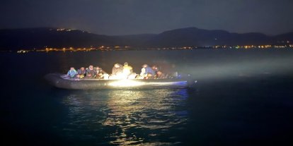 Çanakkale açıklarında arızalanan bottaki 15 düzensiz göçmen kurtarıldı