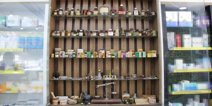 Eczanesinde 150 yıllık ilaçlarla mesleğin geçmişini yaşatıyor