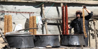 Geleneksel cevizli sucuk üretimi sürüyor