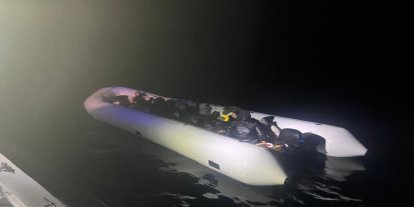 İzmir açıklarında 23 düzensiz göçmen yakalandı