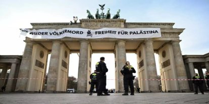 Brandenburg Kapısı'nda Filistin için pankartlı protesto