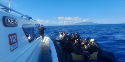 İzmir açıklarında 29 düzensiz göçmen yakalandı