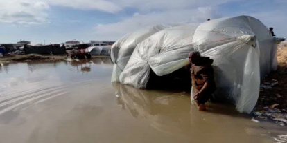 Gazze Şeridi’nde yüzlerce çadır yağmur sularıyla doldu