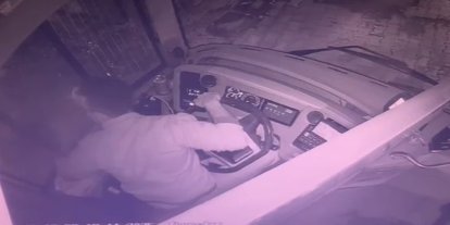 Trafikte yolcu otobüsü sürücüsüne silahla ateş açma anı kameralara yansıdı