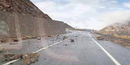 Siirt’te karayoluna çok sayıda kaya düştü: Facianın eşiğinden dönüldü