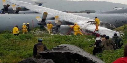 Kongo'da bakan ve heyetini taşıyan uçak pistten çıkarak alev aldı