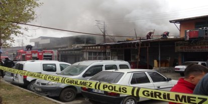 Malatya'da kaporta dükkânının çatısında yangın paniği