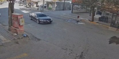 Mardin'de otomobilin çocuğa çarptığı anlar kameraya yansıdı