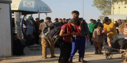 Bir günde 12 bin Afgan, ülkelerine döndü