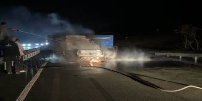 Elazığ’da feci kaza: Otomobil traktöre çarpıp yandı, 2 yaralı