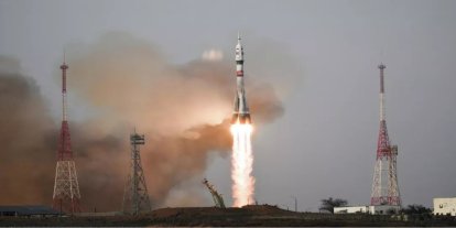 Bir Amerikalı ve iki Rus'u taşıyan uzay aracı yörüngeye girdi