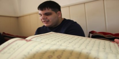 Kur'an sevgisiyle büyüyen görme engelli Zeynelabidin hafız olmak için aralıksız çalışıyor
