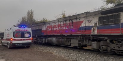 Rayların üzerine düşen yaşlı adam trenin altında kalarak yaralandı