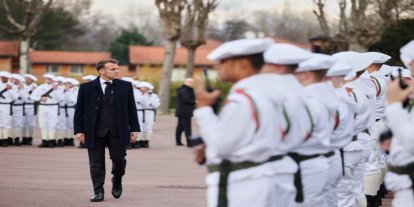 Macron'dan "gönüllü askerlik" açıklaması