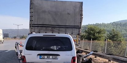 Mersin’de hafif ticari araç kamyona çarptı: 3 ölü, 3 yaralı