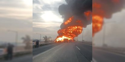 Seyir halindeyken alev alev yanan akaryakıt tankeri büyük korkuya neden oldu