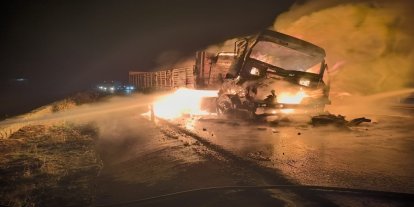 Mardin’de iki tır çarpıştı: Bir tır alevlere teslim oldu