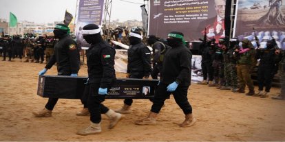 İşgalciler, Gazze'den bir siyonist esirin eşyalarını teslim aldı