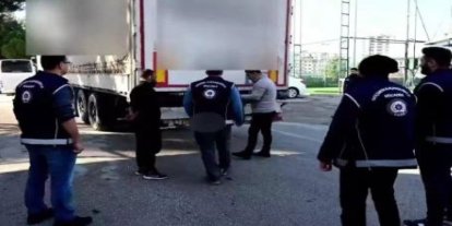 Amasya’da tırda gizlenen 13 düzensiz göçmen yakalandı