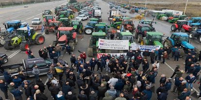 Yunanistan’da çiftçiler traktörlerle yolları kapattı