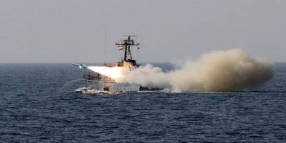 İran'dan ABD savaş gemilerine uyarı