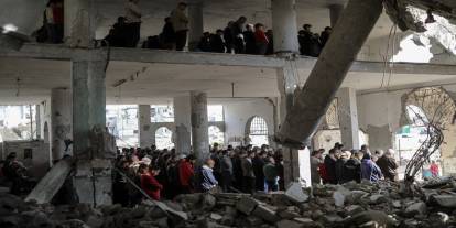 Yıkılan Selahaddin Camii’nin enkazında cuma namazı kılındı
