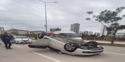 Adana'da park halindeki araçlara çarpan otomobil ters döndü