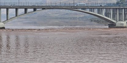 Şırnak Cizre’de Dicle Nehri kızıla boyandı: İlçeye su verilmeyecek