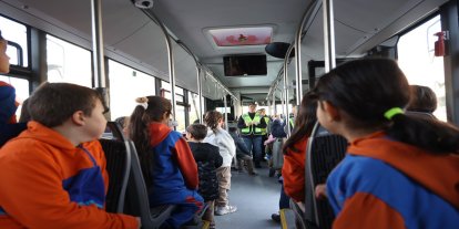 Konya’da “Nezaket Otobüsü” ile öğrencilere trafik kültürü eğitimi verildi